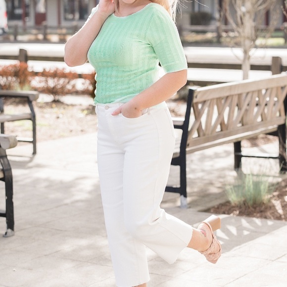 Judy Blue wide legged white cropped denim. Stretchy! Size 7. - Picture 5 of 5